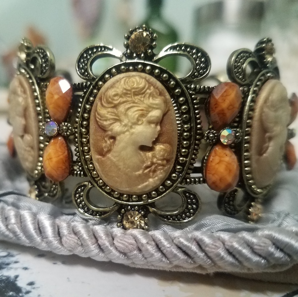 Elegant Goldtone Multiple Cameo Lady Rhinestone Be